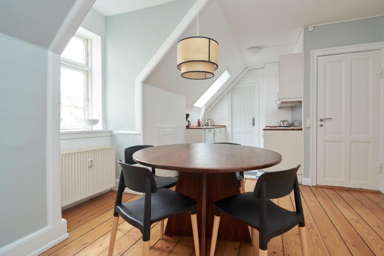 Stylish 5 Person In Vibrant Urban Area Apartment *