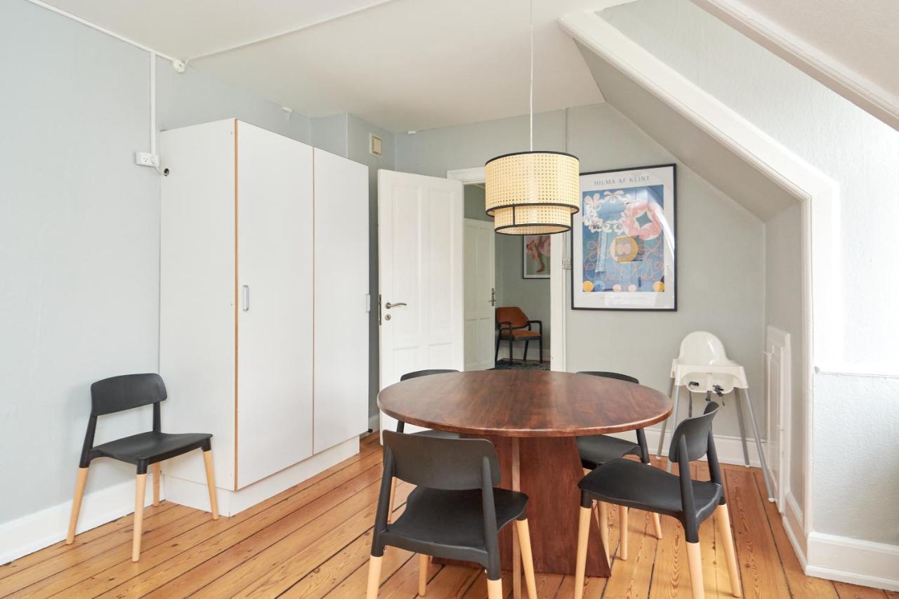 Stylish 5 Person In Vibrant Urban Area
