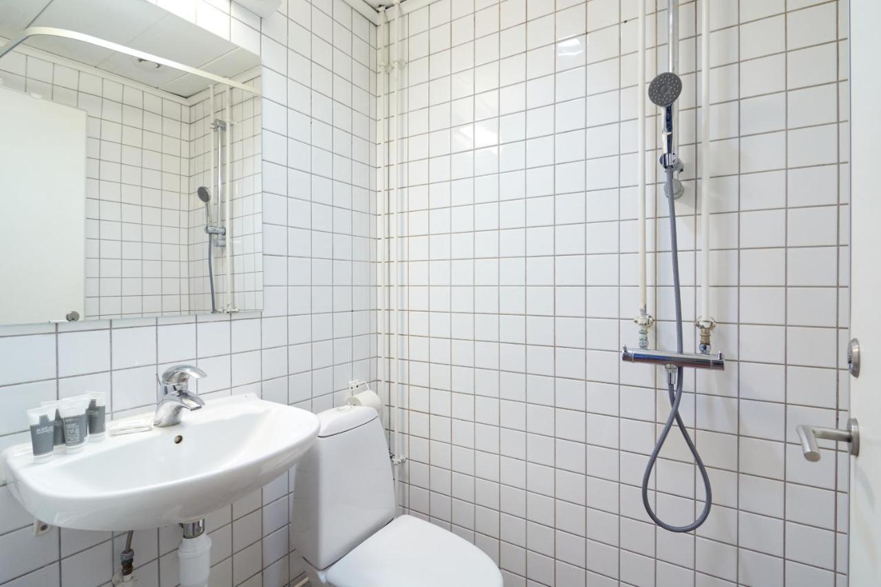 Stylish 5 Person In Vibrant Urban Area Apartment